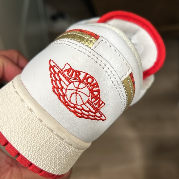 Air Jordan 1 Low SE - Picture 5 of 9